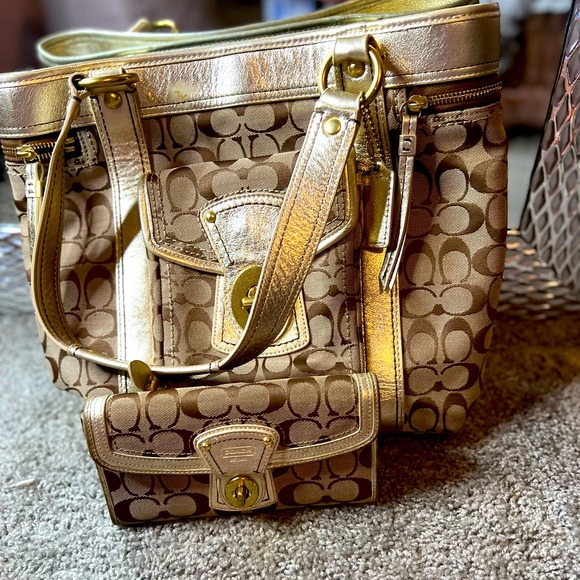 Authentic ✨ Coach Hand Bag with Wallet, size OS color Metallic Gold - Picture 1 of 7